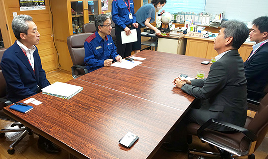 熊本支店から熊本県へ100万円を寄附の写真